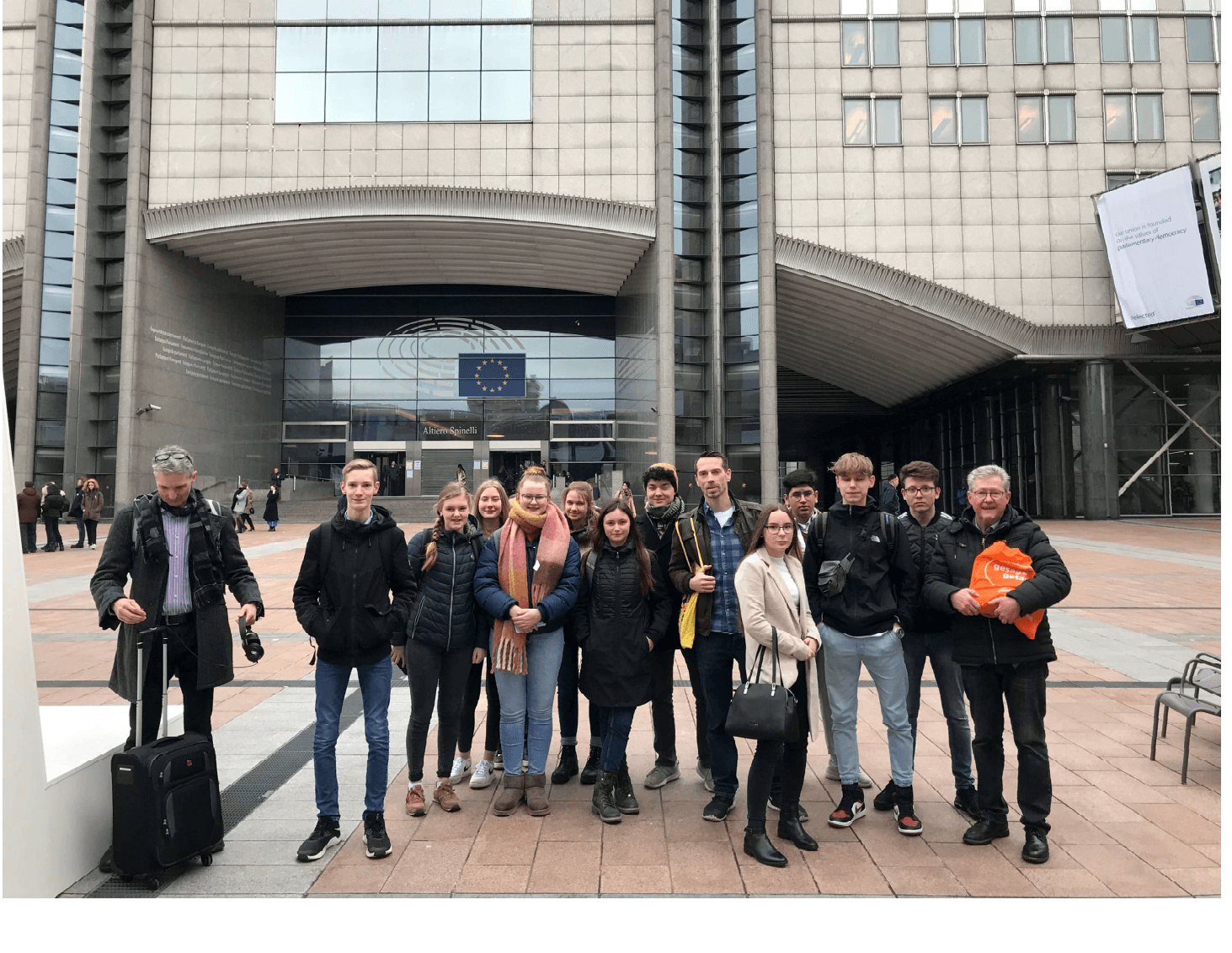 Schülerinnen und Schüler vor dem EU-Parlament